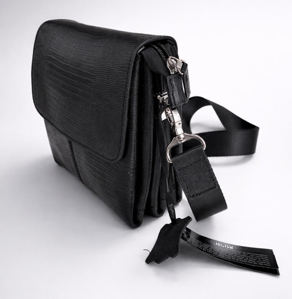 Черная кожаная сумка через плечо BOND